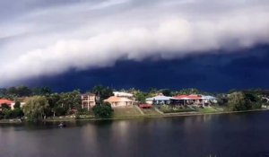 Ce nuage d'orage terrifiant approche à toute vitesse sur la Gold Coast en Australie