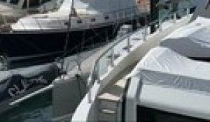 Un homme vole un yacht et percute plusieurs bateaux