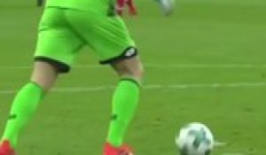 Un gardien de foot confond le ballon de foot avec le rond du point de pénalty