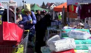 Des réfugiés ukrainiens sont accueillis à Medyka, à la frontière polonaise