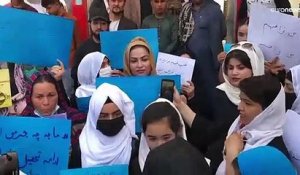 Des dizaines de personnes manifestent à Kaboul, exigeant que les talibans rouvrent les écoles secondaires pour filles.