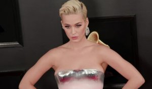 VOICI Katy Perry dévoile son baby bump en posant nue dans son dernier clip