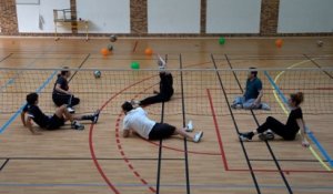 Le volley-ball assis, ce sport encore méconnu, qui compte de plus en plus d’adeptes