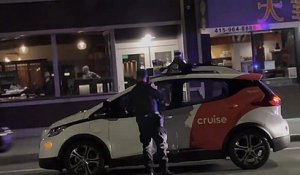Des policiers arrêtent une voiture autonome