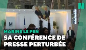 Une photo de Poutine et Le Pen brandie par une militante en pleine conférence de presse