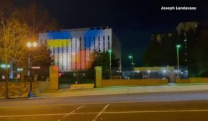 Le drapeau ukrainien projeté sur l'ambassade de Russie à Washington