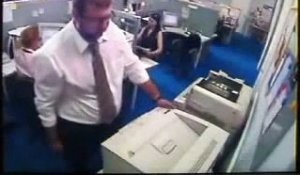 Il pète les plombs au bureau après avoir eu un problème avec l'imprimante