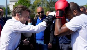 Macron enfile les gants de boxe à Saint-Denis