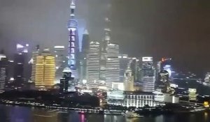 Il filme un triangle noir dans le ciel nuageux de Shanghai en Chine