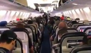 Les passagers canadiens dans un avion attendent patiemment de sortir