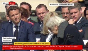 GALA VIDÉO - Brigitte Macron, épaule réconfortante pour la veuve de Michel Bouquet : images poignantes