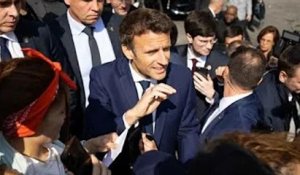 Emmanuel Macron visé par un projectile : à peine réélu, sa première sortie tourne au vinaigre