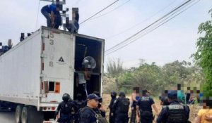 La police mexicaine retrouve 280 migrants dans un camion  abandonné sur le bord de l’autoroute