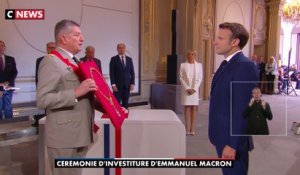 Le général d’armée Benoît Puga a présenté le collier de la Légion d’honneur à Emmanuel Macron