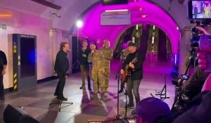 Guerre en Ukraine : Regardez et écoutez deux des membres du groupe U2, Bono et The Edge, se sont produits  dans une station du métro de Kiev en chantant "Stand by Ukraine"