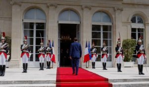 Pourquoi Emmanuel Macron retarde t-il l'annonce du Premier ministre ?