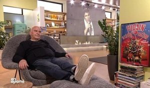 Michel Fugain les larmes aux yeux dans l'émission "En aparté" sur Canal Plus en évoquant Claude Nougaro - VIDEO