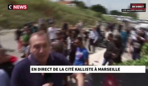 "Morandini Live" en direct de la cité Kalliste à Marseille: Contre l’avis de certains habitants, Jean-Marc Morandini entre dans un hall d’immeuble où se déroule le trafic de drogue et monte dans les étages - VIDEO