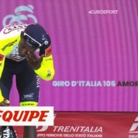 Girmay à l'hôpital après avoir pris un bouchon dans l'oeil sur le podium - Cyclisme - Giro