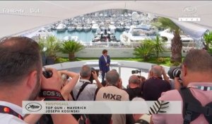 Regardez les images de Tom Cruise qui vient tout juste d'arriver à Cannes pour la montée des marches ce soir pour la présentation du film "Top Gun : Maverick" - VIDEO