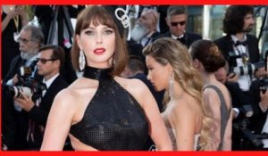 Cannes 2022 : en robe noire très échancrée, Frédérique Bel fait sensation sur le tapis rouge !