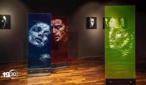 Cet artiste fait des tableaux en brisant du verre