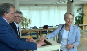 Législatives: Elisabeth Borne vote dans le Calvados