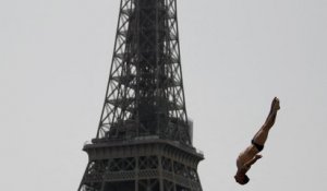 «Je m’en souviendrai toute ma vie» : les 24 meilleurs plongeurs du monde ont piqué une tête dans la Seine, face à la tour Eiffel
