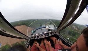 Ce pilote réalise un atterrissage d'urgence en hydravion