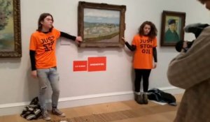 Londres : des militants écologistes se collent la main à un tableau de Van Gogh
