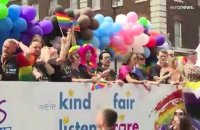 Foule arc-en-ciel à Londres pour les 50 ans de la Marche des fiertés