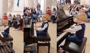 La vidéo de ce petit prodige du piano, âgé seulement de 5 ans, fascine les internautes et cartonne sur le web