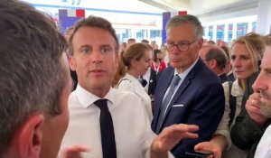 Regardez Emmanuel Macron qui répond aux attaques de la Nupes : "Ca m'en touche une sans faire bouger l'autre, comme disait un de mes prédécesseurs"