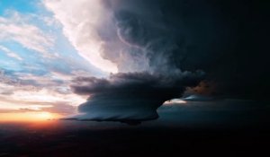 Un orage supercellulaire filmé depuis un avion... magnifique et terrifiant