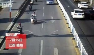 Ce motard n'a rien demandé mais il n'a vraiment pas de chance