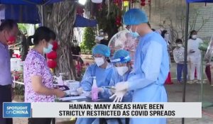 Plus de 80 000 touristes sont coincés sur l'île de Hainan, dans le sud de la Chine, après la détection de cas de Covid qui ont poussé les autorités à annuler tous les vols et trains localement - VIDEO