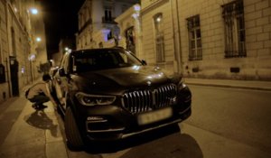 Ce militant écolo dégonfle les pneus des véhicules SUV la nuit à Paris