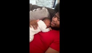 Adorable : ce bébé rend un bisou à son papa