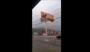 Un énorme panneau chute pendant une tempête
