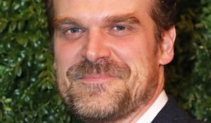 David Harbour : ce que sa transformation physique pour « Stranger Things » lui a apporté