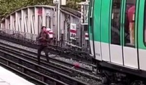 Paris : Les images d'un clandestin algérien de 26 ans, fiché S et connu des services de police, qui lance des pierres sur une rame de métro en criant "Allah Akbar"