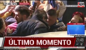 Argentine - Regardez cet homme qui pointé cette nuit une arme à feu en direction de la vice-présidente Cristina Kirchner en direct à la télé