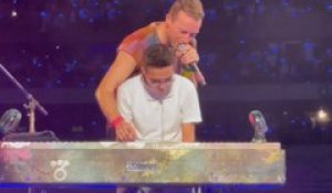 Ce fan inconditionnel de Coldplay est invité sur scène par le chanteur en plein concert