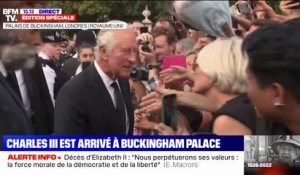 Royaume-Uni: le roi Charles III va à la rencontre de la foule devant le palais de Buckingham