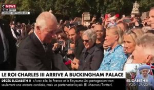Disparition de la Reine Elisabeth II: Découvrez les premières images du premier bain de foule du nouveau roi d'Angleterre au palais de Buckingham - Certaines personnes lui ont même fait la bise