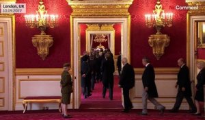 Le roi Charles III signe les documents officiels confirmant son serment