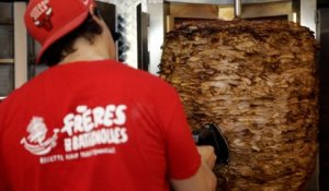 «On m'a dit qu'il y avait des kebabs gratuits » : à Barbès, une enseigne ouvre sa boutique et offre 1000 repas à ses premiers clients