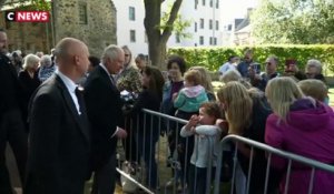 Le roi Charles III salue la foule à Édimbourg