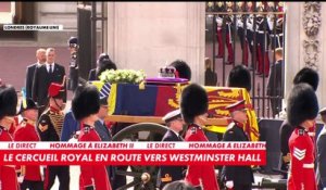 Le cercueil royal en route vers Westminster Hall