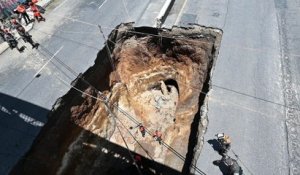 Deux énormes gouffres se forment soudainement dans une rue au Guatemala